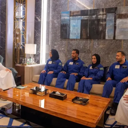 رئيس مجلس إدارة الهيئة السعودية للفضاء يهنئ القيادة بنجاح وصول ريانة برناوي وعلي القرني لمحطة الفضاء الدولية - الصورة من واس