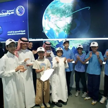 رائدا الفضاء السعوديان "علي و ريانة" يجريان اتصالا لاسلكيا مع مجموعة من طلاب المملكة - الصورة من واس