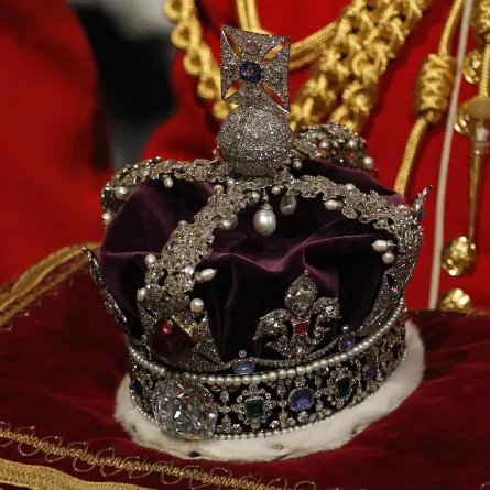 كم وزن التيجان التي سيرتديها الملك تشارلز الثالث في حفل التتويج غداً؟