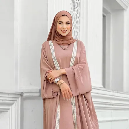 أمل عبد الحميد بإطلالة هادئة بالبشت