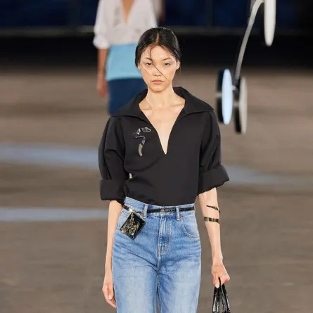 تنسيق اللون الأسود مع الجينز من توري بورش «Tory Burch»