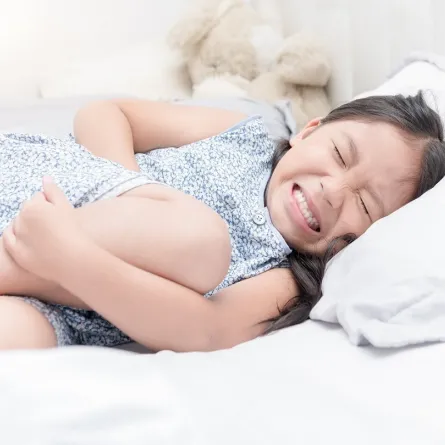 صورة لطفلة تعاني من ألم بالمعدة