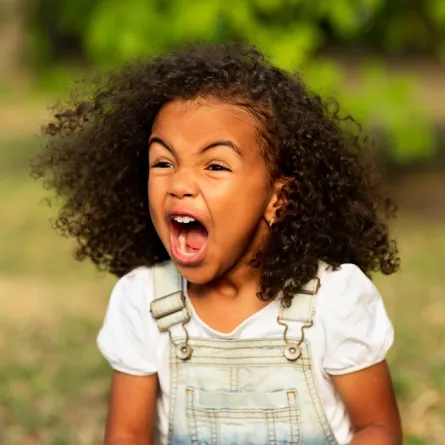 صورة لطفلة تصرخ بعصبية