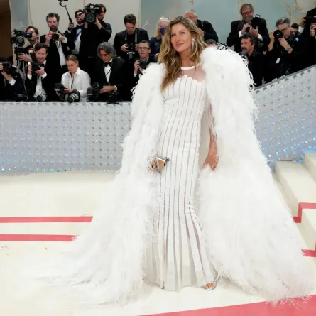 جيزيل باندشن  تألقت بفستان من شانيل