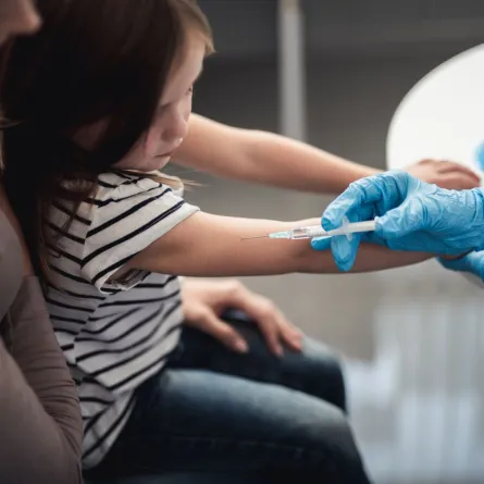 صورة طفلة تأخذ اللقاح