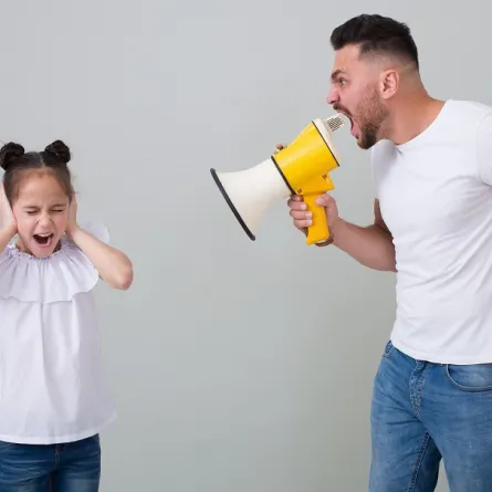 صورة لطفلة تبتعد عن صراخ وتنبيهات والدها