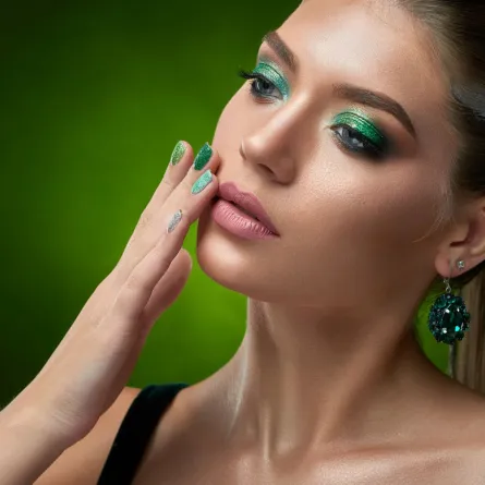 مكياج خليجي للعيون باللون الأخضر
