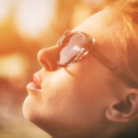 امرأة تستمتع بالشمس ولكن عليها الوقاية  لتجنب سرطان الجلد (المصدر: Pexels)