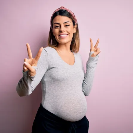 صورة لحامل بكر فرحة بقرب الولادة 