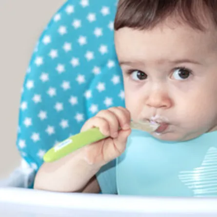 صورة لرضيع يتناول اللبن