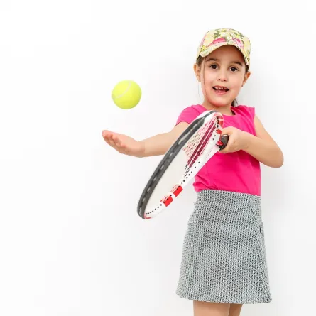 صورة لطفلة تمارس رياضة التنس