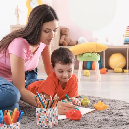 صورة لمربية مع طفل