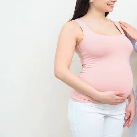 صورة لطبيب يفحص امرأة حامل