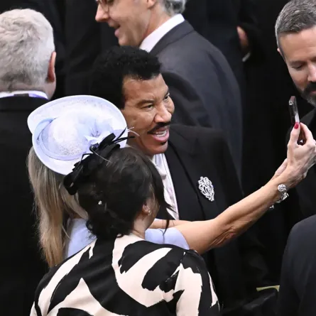 Lionel Richie (centre) arrives at Westminster Abbey in central London on May 6, 2023, ahead of the coronations of Britain's King Charles III and Britain's Camilla, Queen Consort.  Gareth Cattermole / POOL / AFP