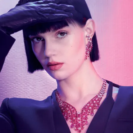 جواهر بلون الماجنتا الصاخب Flamboyant Magenta