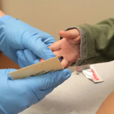 صورة لطفل يخضع لفحص الدم