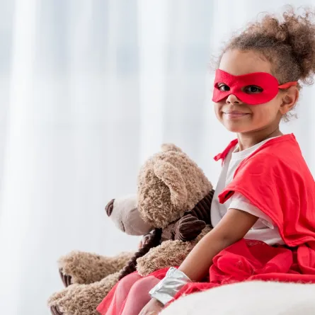 صورة لطفلة ترتدي ملابس الأبطال