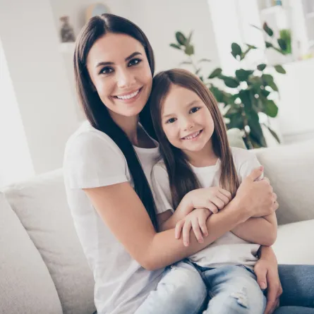 صورة لفتاة مع أمها