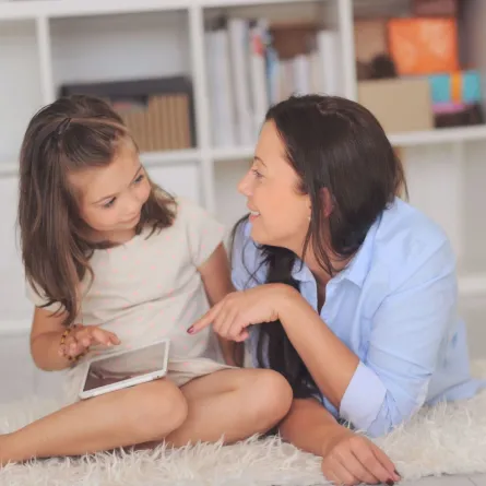 صورة لحوار بين الأم وابنتها