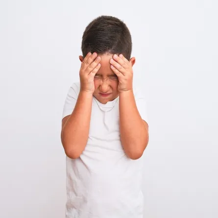 صورة لطفل يشعر بألم في رأسه
