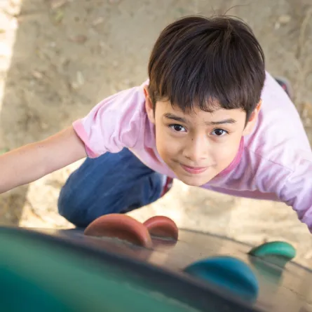 صورة لطفل يتسلق