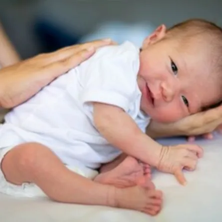 صورة لأم تقوم بتكريع طفلها