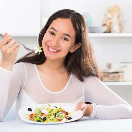 صورة لمراهقة وغذاء صحي