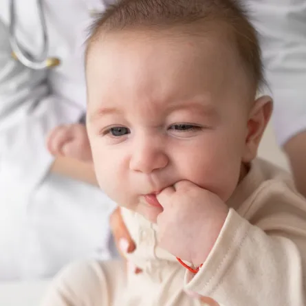 صورة لمولود يمص إصبعه