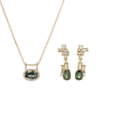 حجر الثقة والولاء .. مجوهرات مرصعة بالياقوت الأخضر الداكن