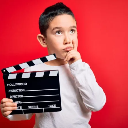 صورة طفل يفكر