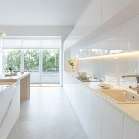 المطبخ الأبيض والذهبي جذاب وفخم