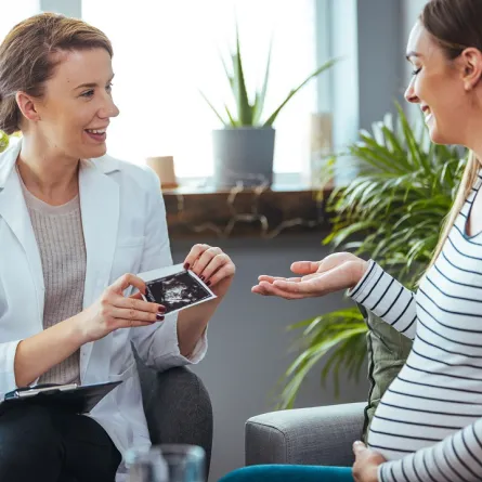 صورة لحامل وطبيبة