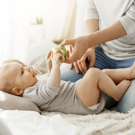 صورة لأم تلعب مع طفلها