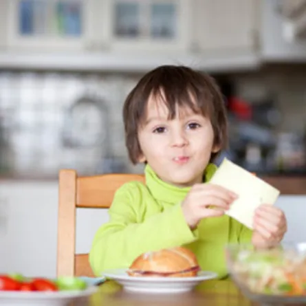  الطبيعي صورة لطفل يتناول الجبن المصنع من الحليب 