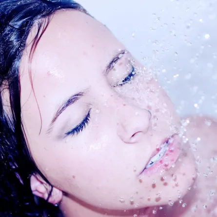 صورة لحامل تحت درجة عالية من الماء الساخن