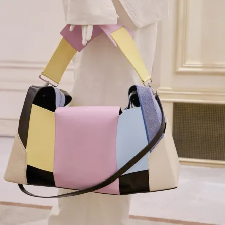 حقيبة يد ملونة من «Krizia» 