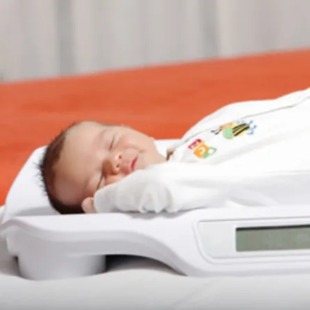 صورة لمولود حديث الولادة يحصل على قراءه لوزنه