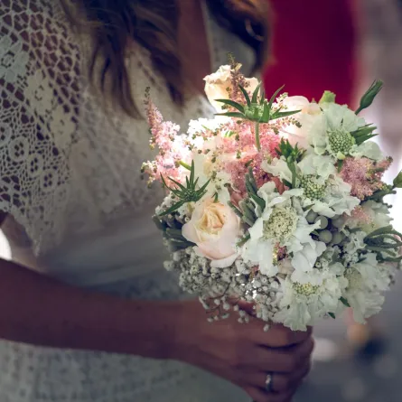 فتاة تحمل باقة ورد