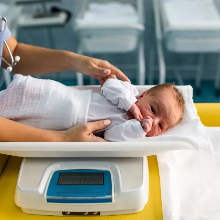 صورة لرضيع على الميزان