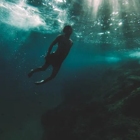 رجل يسجل رقماً قياسياً للعيش تحت الماء