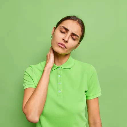 أعراض ديسك الرقبة مؤلمة.. وتتطلب العناية الطبية (المصدر: Freepik)