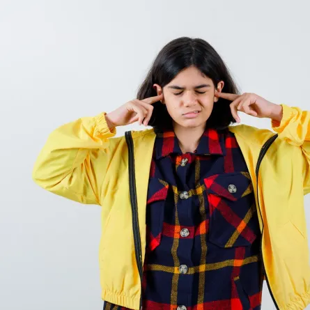 صورة لمراهقة تضع يديها في اذنها