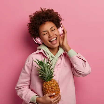 صورة لحامل تمسك بثمرة الأناناس