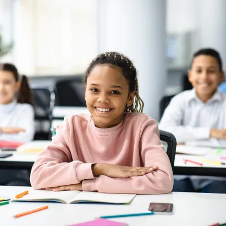 صورة لطفلة تجلس قوية وواثقة