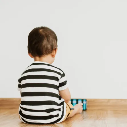 صورة لطفل مصاب بالتوحد