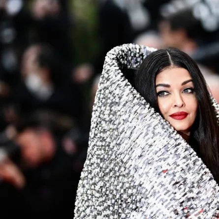 أشواريا راي باتشان  Aishwarya Rai Bachchan على السجادة الحمراء ( مصدر الصورة  LOIC VENANCE / AFP)