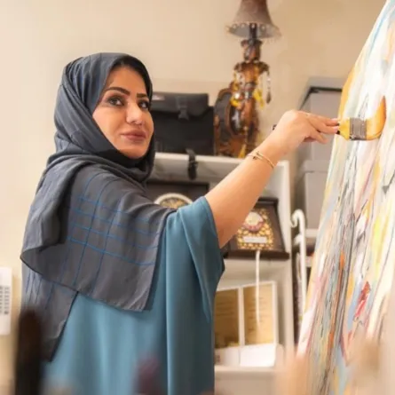 الفنانة التشكيلية القطرية لينا العالي: الأسرة والبحر والتراث في أعمالي