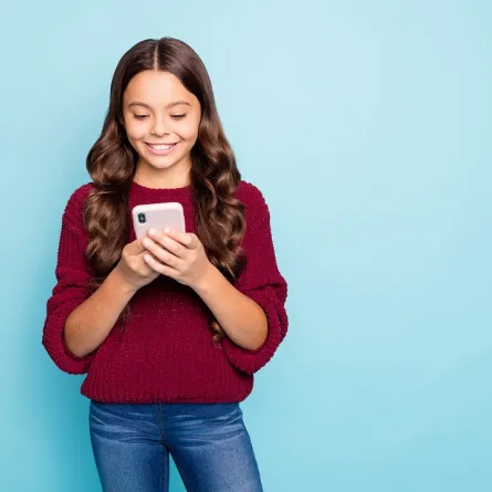 صورة لطفلة تحمل هاتفها المحمول