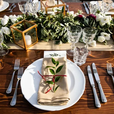 طاولة مُنسّقة لديكور حفل الزفاف