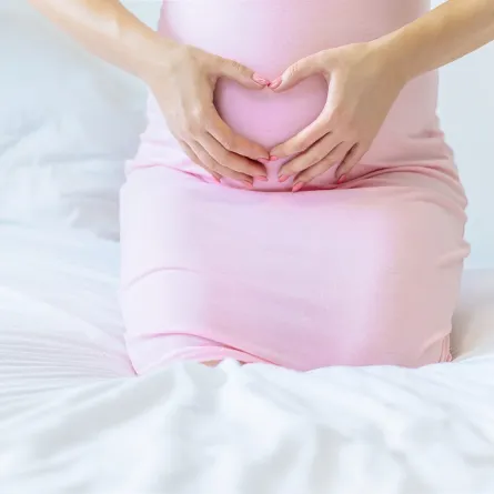 صورة لحامل تعلن عن حملها